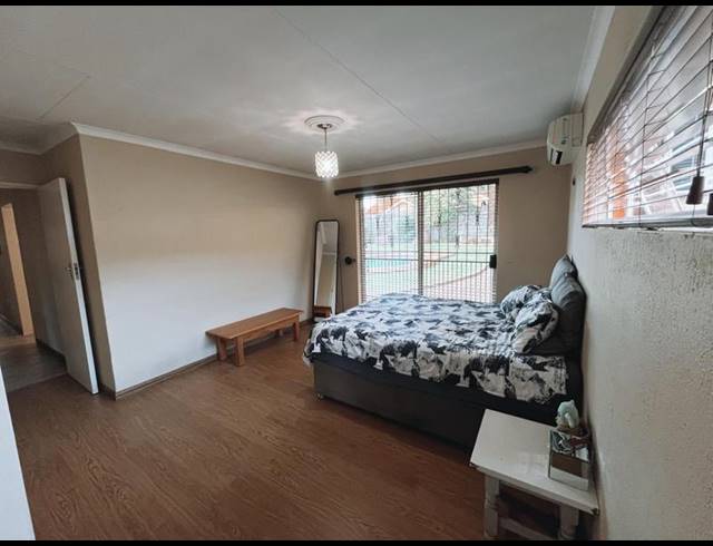 4 BEDROOM HOUSE FOR SALE IN VAN RIEBEECK PARK